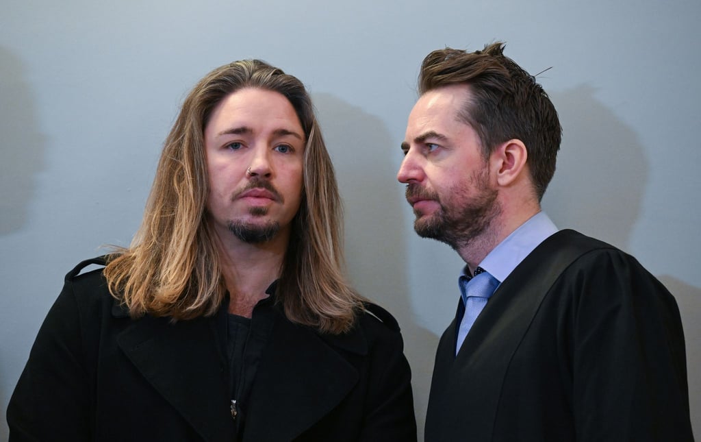 Gil Ofarim (l) steht neben seinem Verteidiger Alexander Stevens.