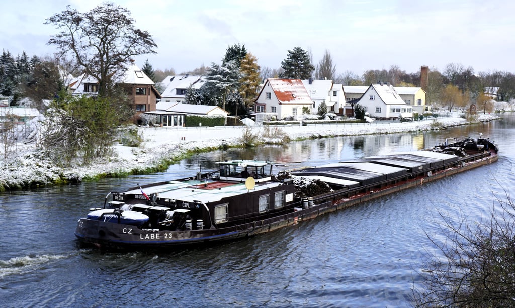 Puderzucker-Winterlandschaft am und auf dem Elbe-Havel-Kanal in Genthin Ende November 2023.
