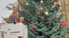 Es ist vollbracht: Am Montag schmückte Nicole Bachmann (li.) den Weihnachtsbaum, zur Freude von Oberbürgermeisterin Christina Buchheim.