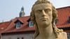 Schiller-Büste vor dem Museum: Seine Zeit in Rudolstadt war kurz, aber prägend für ihn.