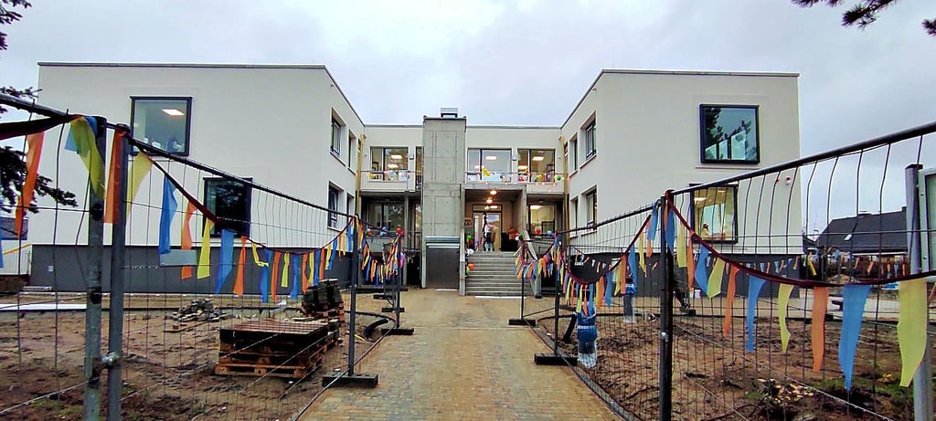 Das ist die alte Schule im Fliederweg? Im Inneren ist alles schick. Das Außengelände wird noch gestaltet.