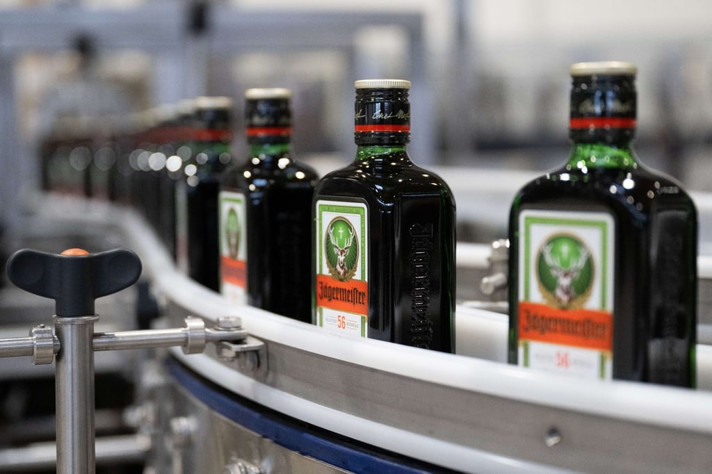 Glasflaschen stehen in der Abfüllanlage des Kräuterlikör-Herstellers Jägermeister.