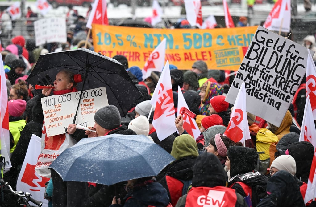 Hunderte angestellte Lehrerinnen und Lehrer sowie Hochschulbeschäftigte protestieren mit einem Warnstreik vor dem Bundesverwaltungsgericht.