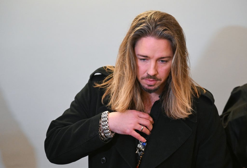Gil Ofarim steht im Saal des Landgerichts in Leipzig.