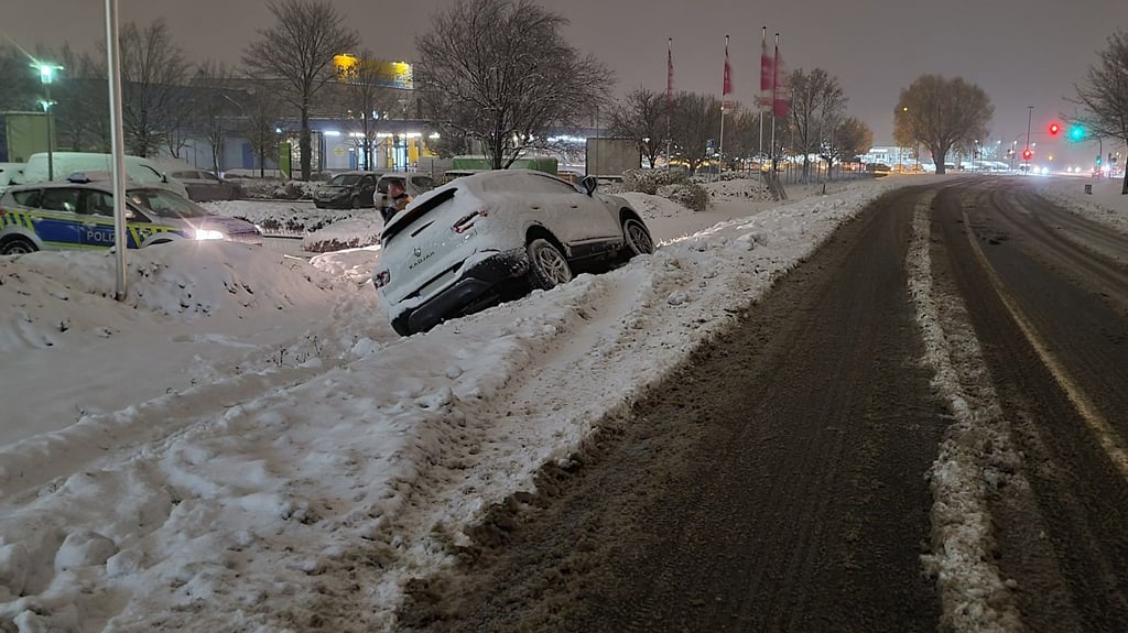 Überall in Sachsen-Anhalt wurden Autofahrer in der Nacht zum Dienstag von der plötzlich einsetzenden Glätte überrascht. Es kam zu Unfällen und liegengebliebenen Autos, die die Straßen verstopfen. Den Harz, das Salzland und den Süden Sachsen-Anhalts hat es am schlimmsten getroffen.