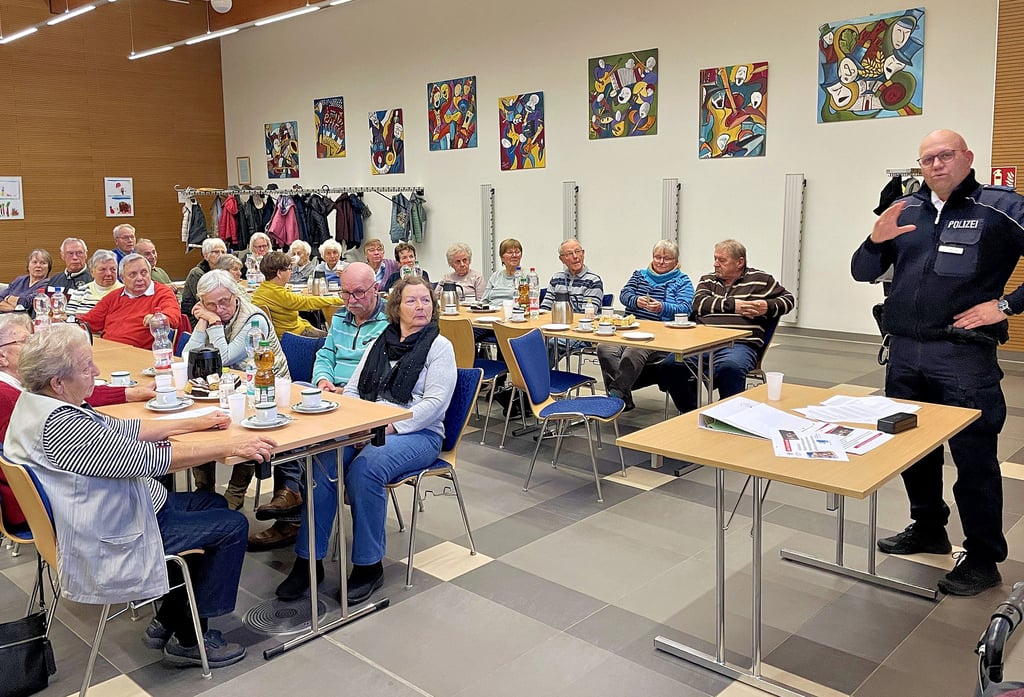 Die Regionalbereichsbeamten von Möckern informierten Möckerns Senioren, worauf sie aufpassen müssen, um nicht Opfer von Gaunern zu werden.