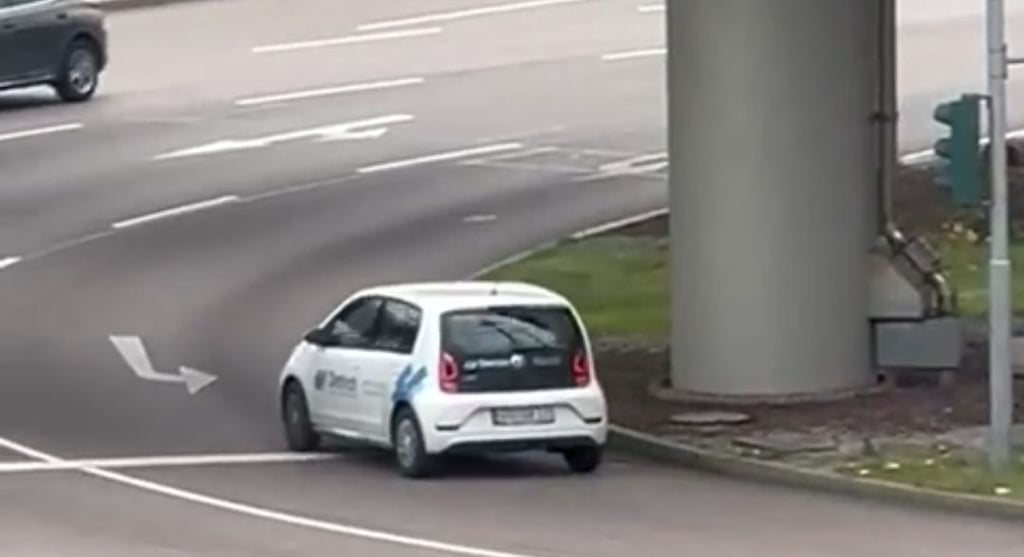 Fast fünf Minuten Falschfahrt auf dem Riebeckplatz in Halle.