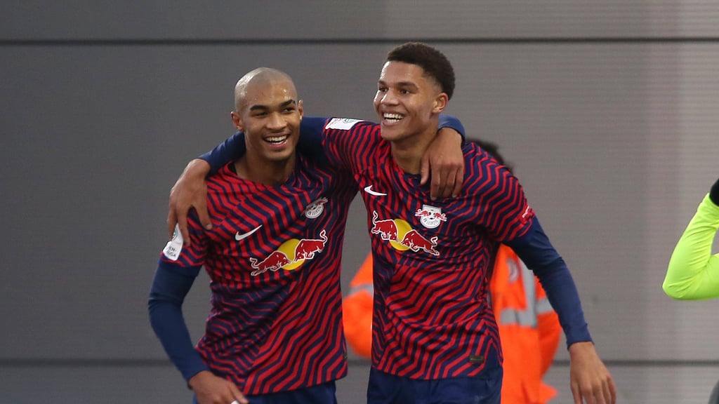 Yannick Eduardo (l.) freut sich mit Nuha Jatta über sein Tor.