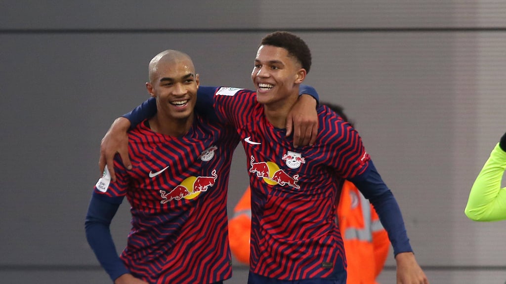 Yannick Eduardo (l.) freut sich mit Nuha Jatta über sein Tor.