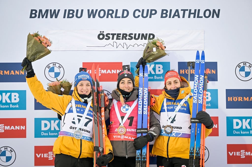Zum Auftakt wurden Franziska Preuß (l) und Vanessa Voigt (r) hinter Siegerin Lisa Vittozzi Zweite und Dritte.