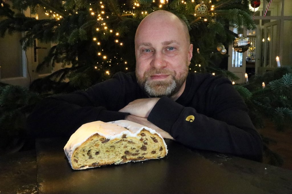 Kaffeehaus-Wittekind-Inhaber Konrad Paulus Sonnenburg präsentiert den hauseigenen Stollen mit ausgewählten Zutaten.