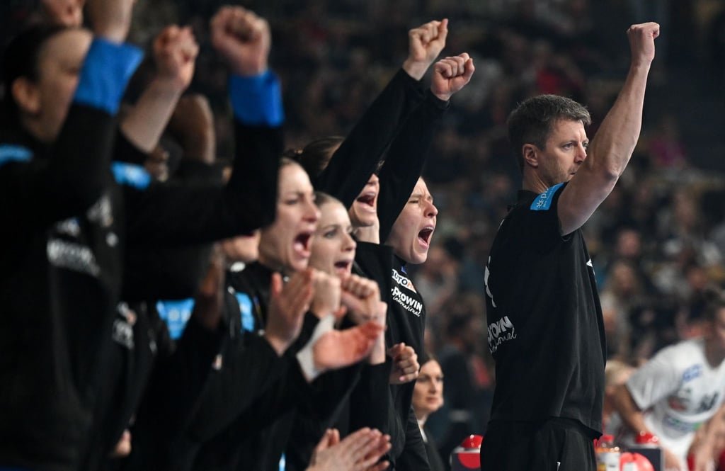 Bundestrainer Markus Gaugisch und die deutschen Handballerinnen wollen bei der WM für Erfolge sorgen.
