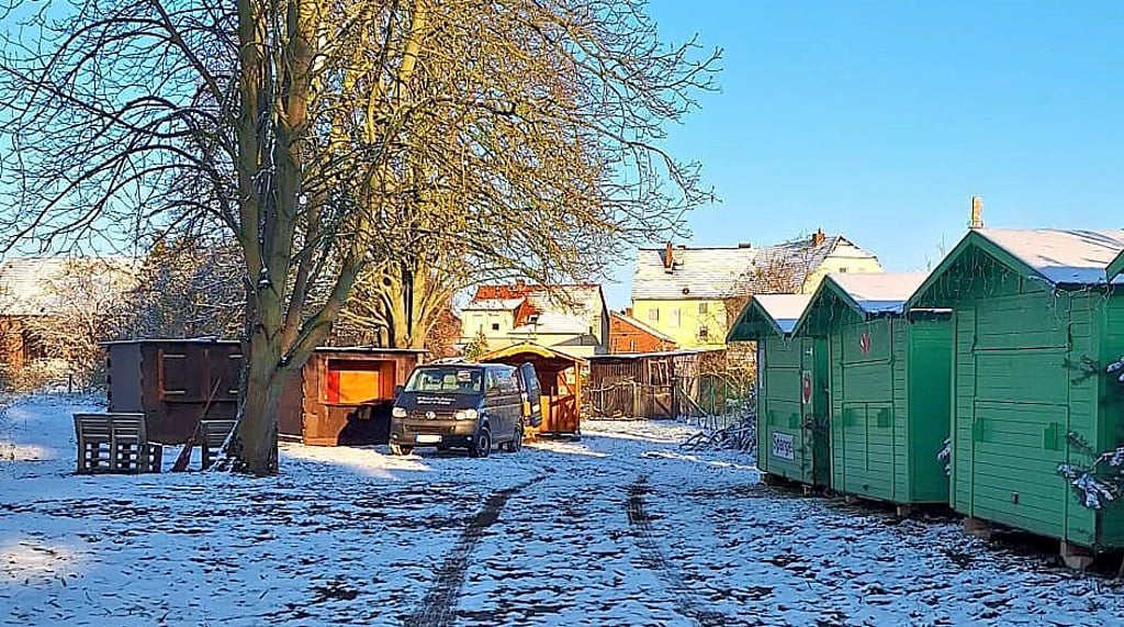 Die Hütten und der Platz für den zweiten Altenplathower Weihnachatsmarkt haben eine Schneehaube bekommen.