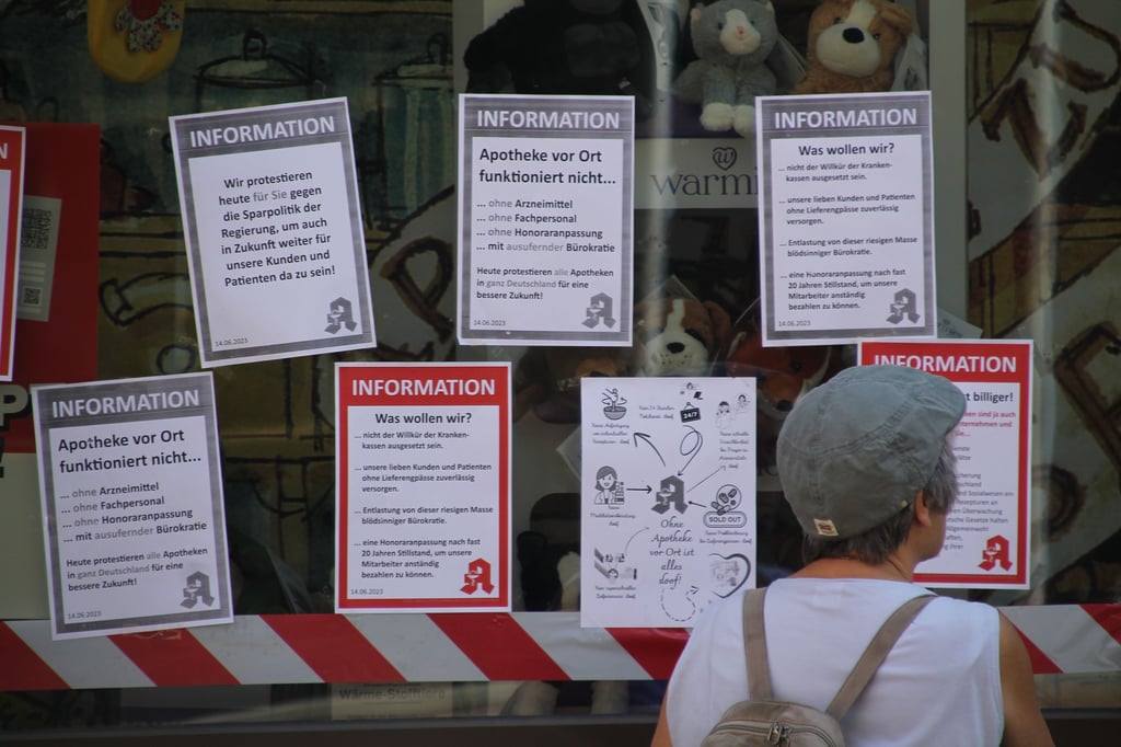 Schon im Sommer blieben Apotheken in Halle aus Protest geschlossen, darunter die Apotheke zum weissen Engel am Markt.