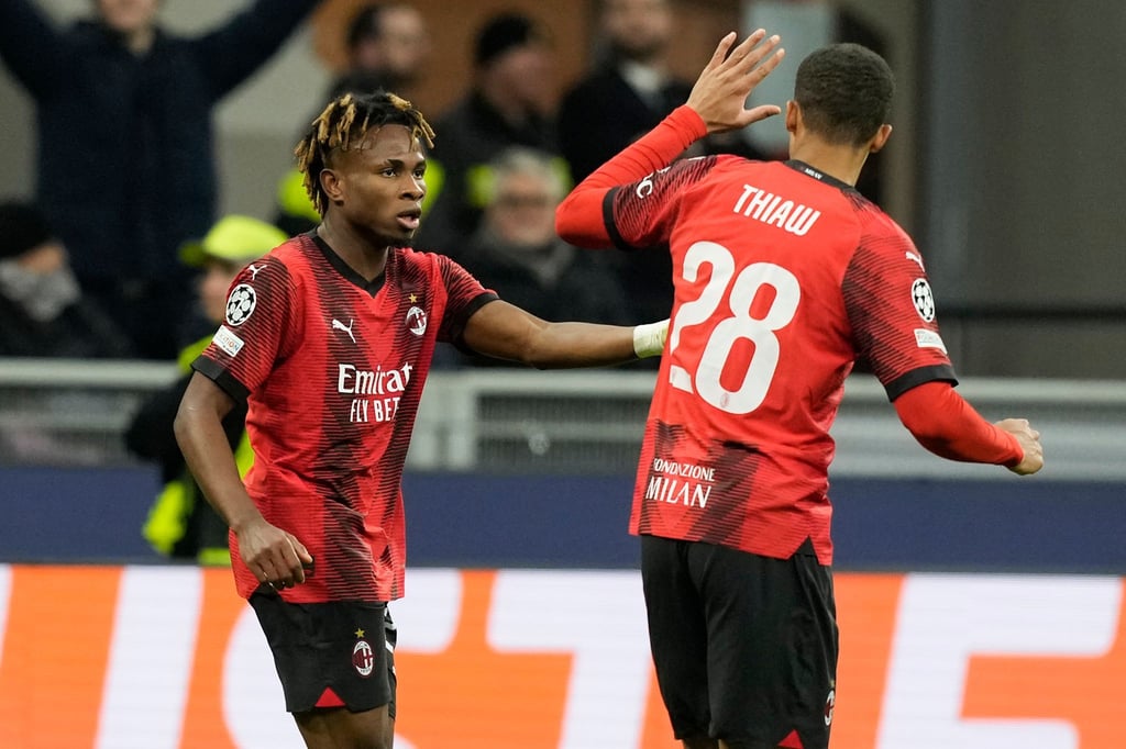 Samuel Chukwueze (l) traf für Milan zum zwischenzeitlichen 1:1.