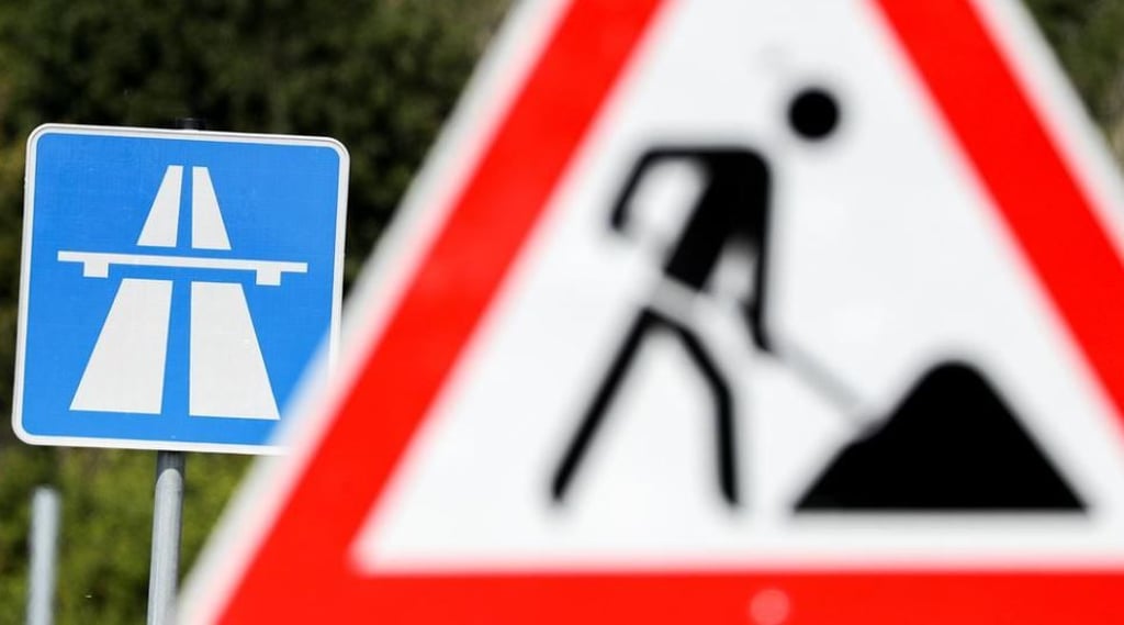 Auf der Autobahn A2 wird weiter gebaut. Dafür muss der Verkehr ab Mittwoch nachts auf nur einer Fahrspur durch die Großbaustelle zwischen Lostau und Burg-Zentrum geleitet werden. Symbolbild: