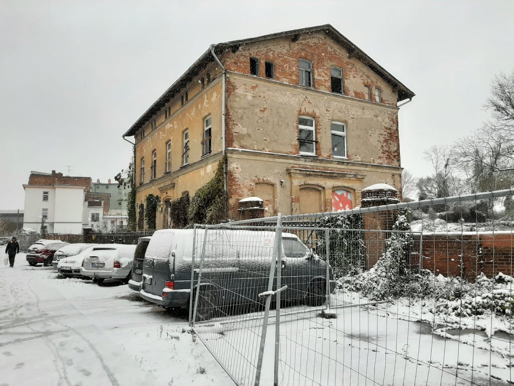 Das Haus in der Hafenstraße ist verlassen und kaputt.