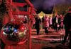 Besucher trinken Glühwein im weihnachtlich geschmückten Hof in der Schloßgasse 10 in Diebzig.