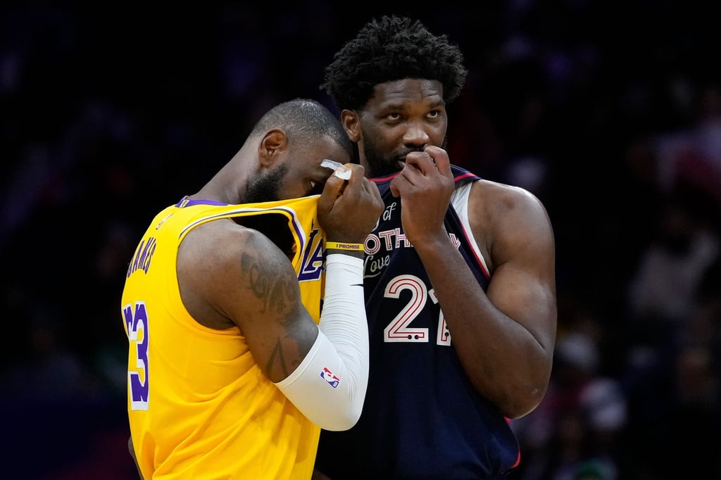 Lakers-Superstar LeBron James (l) kassierte gegen Joel Embiid und die Philadelphia 76ers eine heftige Niederlage.
