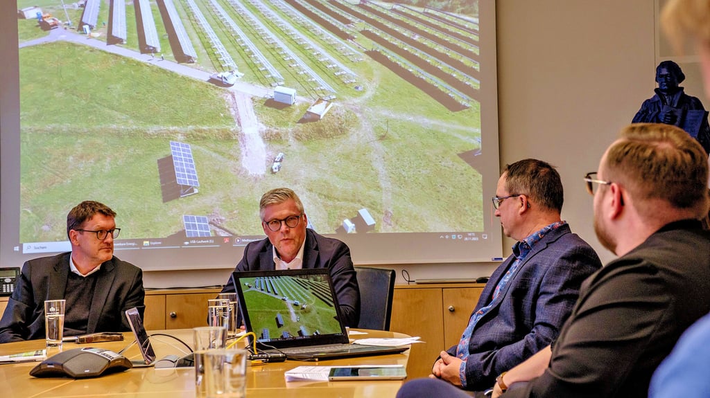 Die Stadtwerke Wittenberg haben am Dienstag die Pläne zum Bürgerbeteiligungsprojekt einer PV-Anlage bei Reinsdorf vorgestellt.