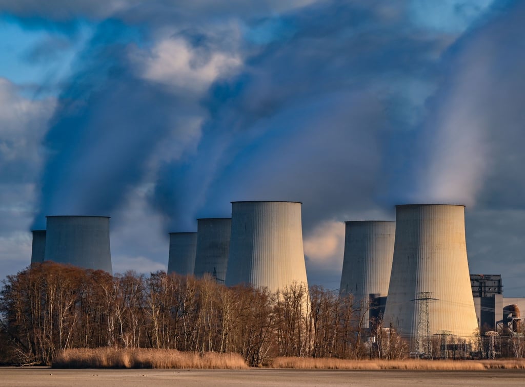 Wasserdampf steigt aus den Kühltürmen des Braunkohlekraftwerks Jänschwalde der Lausitz Energie Bergbau AG (LEAG).