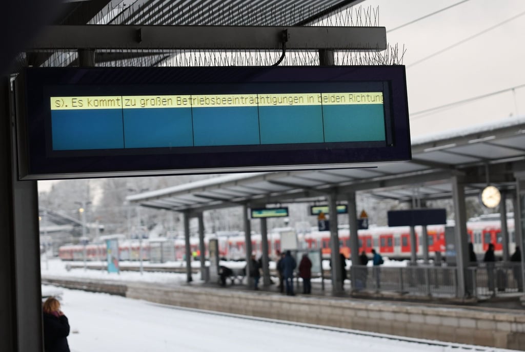 Eine Anzeigetafel am Bahnhof weist auf Beeinträchtigungen im Zugverkehr hin.
