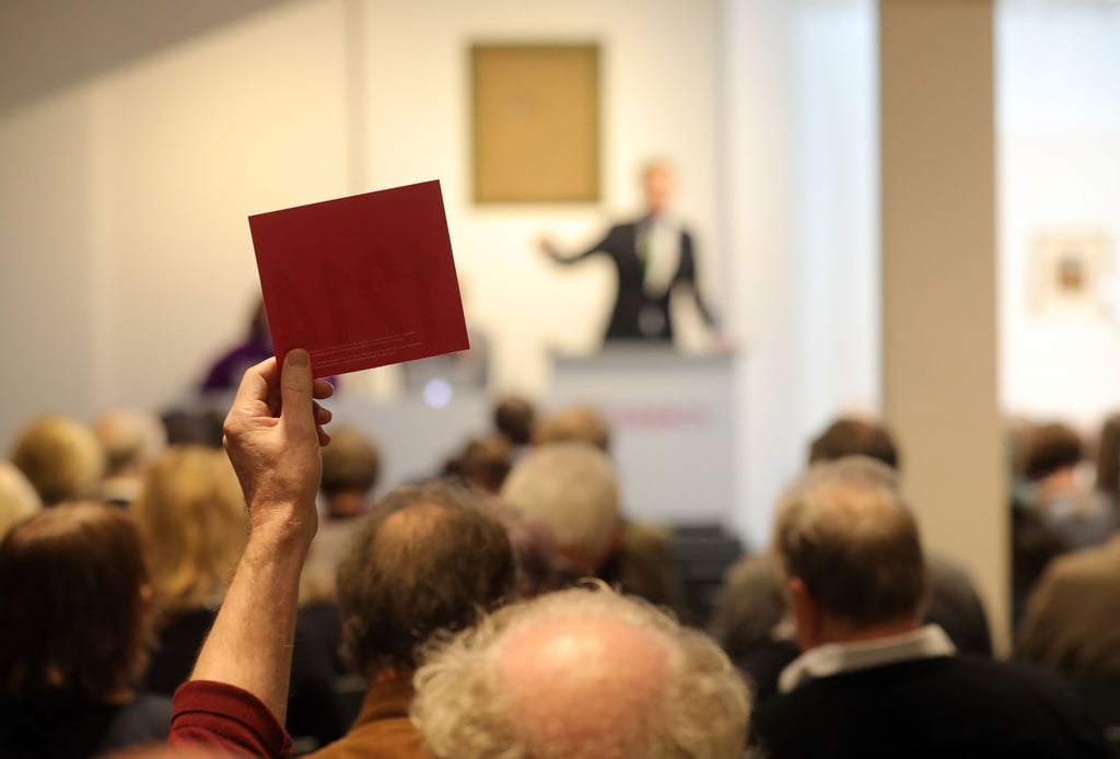 Ein Interessent nimmt an einer Versteigerung im Berliner Auktionshaus Grisebach teil.