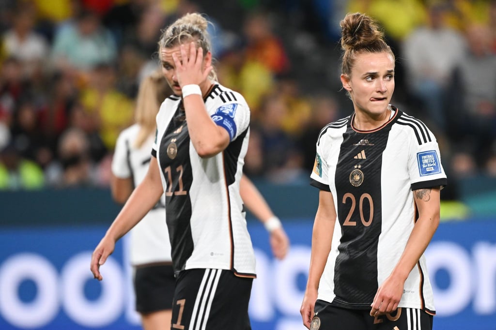 Die Nationalspielerinnen Alexandra Popp (l) und Lina Magull haben in einer Film-Dokumentation die Bedingungen im deutschen Team bei der WM in Australien kritisiert.