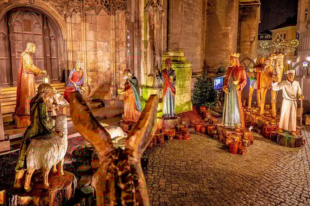 Die Naumburger Weihnachtskrippe an der Wenzelskirche: Seit Montag lädt sie zum Betrachten und Verweilen ein. Ein Film zeigt vor Ort die Geschichte der von Stefan Hutter geschaffenen Eichen-Figuren und ihre Entstehung.