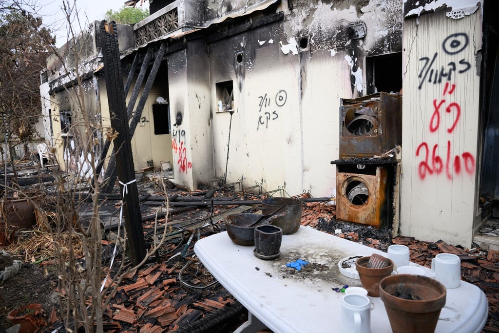 Trümmer vor einem zerstörten Haus im Kibbutz Beeri an der Grenze zum Gazastreifen. Der Kibbutz wurde bei dem Terrorangriff am 7. Oktober überfallen, viele Bewohner wurden ermordet oder verschleppt.