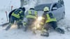 Ukrainische Rettungskräfte versuchen, ein im Schnee steckengebliebenes Auto auf der Autobahn in der Region Odessa zu bergen.