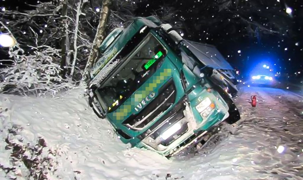 Der nahe Schwenda umgestürzte Holztransporter.