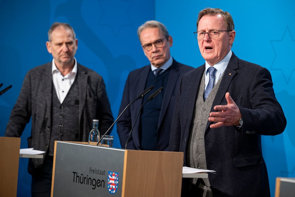 Bernhard Stengele (Bündnis 90/Die Grünen, l-r), Georg Maier (SPD und Bodo Ramelow (Die Linke) sprechen in der Pressekonferenz.