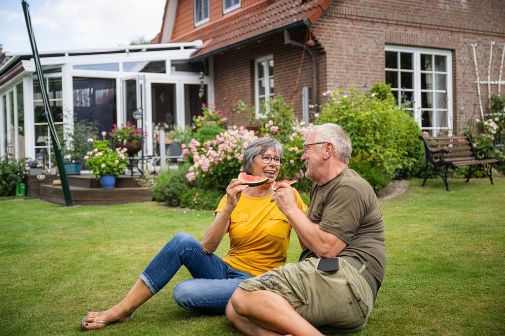 Im Alter finanziell unbeschwert leben? Das wünscht sich wohl jeder Eigenheimbesitzer. Ob eine Immobilienverrentung dabei hilft, hängt vom Einzelfall ab.