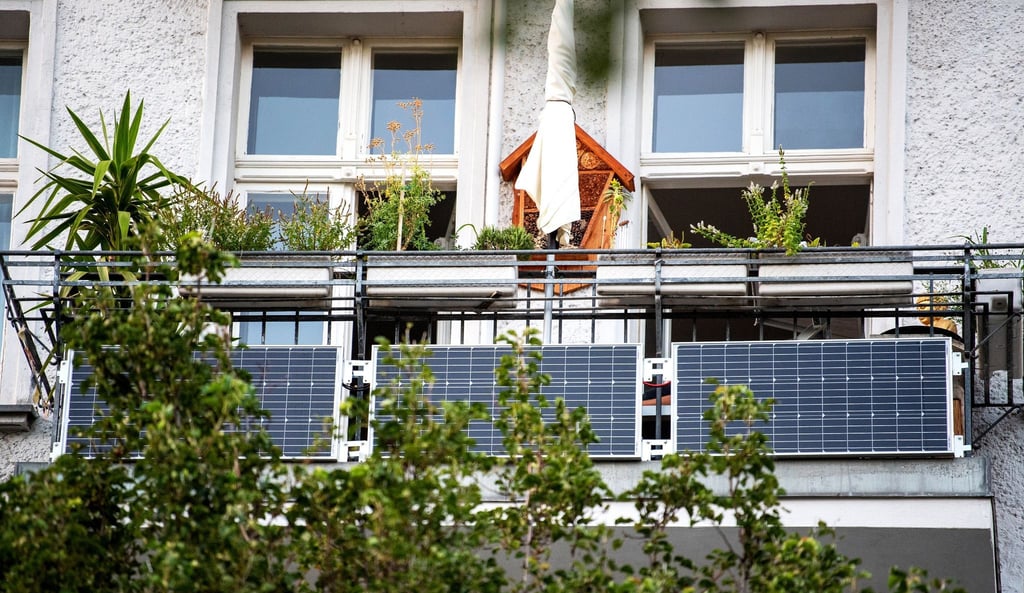 Balkonkraftwerke lassen sich einfach an der Steckdose anschließen und speisen den Strom in das Wohnungsnetz ein.