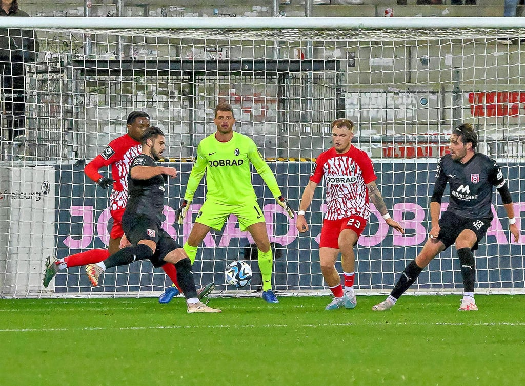 Dominic Baumann (in schwarz, l.) und Jonas Nietfeld stürmten in Freiburg zusammen.