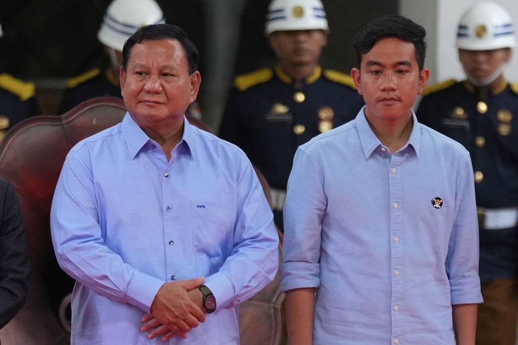 Präsidentschaftskandidat Prabowo Subianto (l) gilt laut Umfragen als Favorit bei den Wahlen in Indonesien.