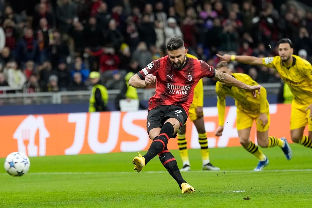Mailands Olivier Giroud scheiterte vom Punkt an BVB-Keeper Gregor Kobel.