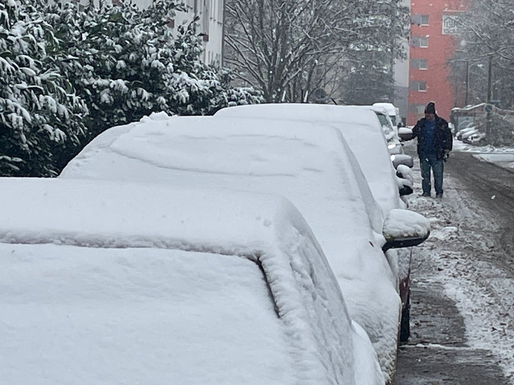 Der Wintereinbruch in Halle Halle bescherte Autofahrern eine weiße Überraschung.