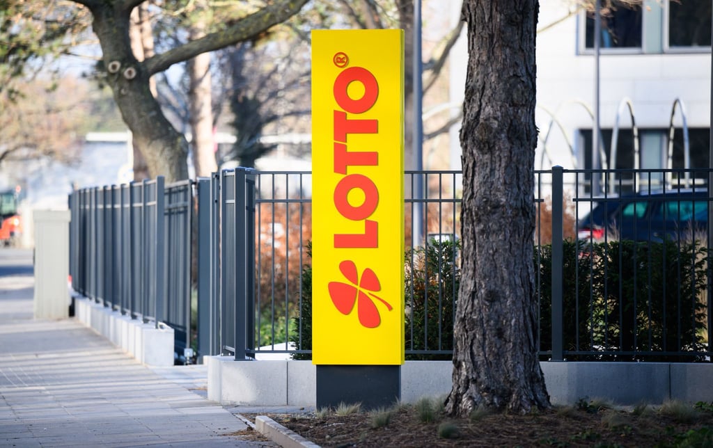 Ein Schild steht an einer Zentrale von Lotto.