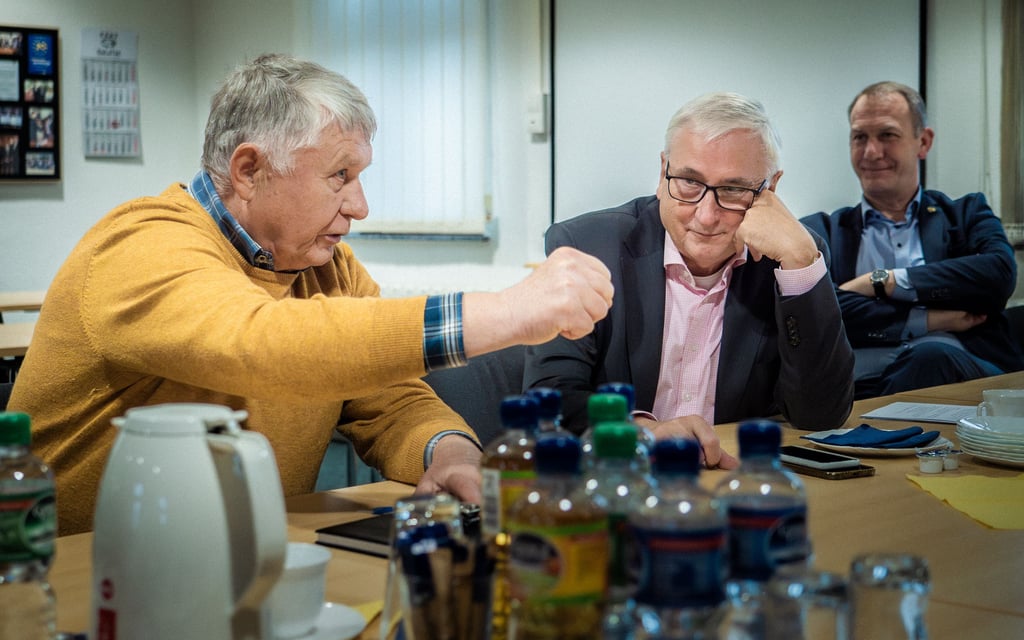 Dr. Peter Randel (l.), Ortsbürgermeister von Leitzkau, diktiert Sachsen-Anhalts Finanzminister Michael Richter die kommunalpolitische Sicht der Dinge in den Aufgabenblock. Gommerns Bürgermeister Jens Hünerbein (r.) beobachtet das Geschehen mit Wohlwollen.
