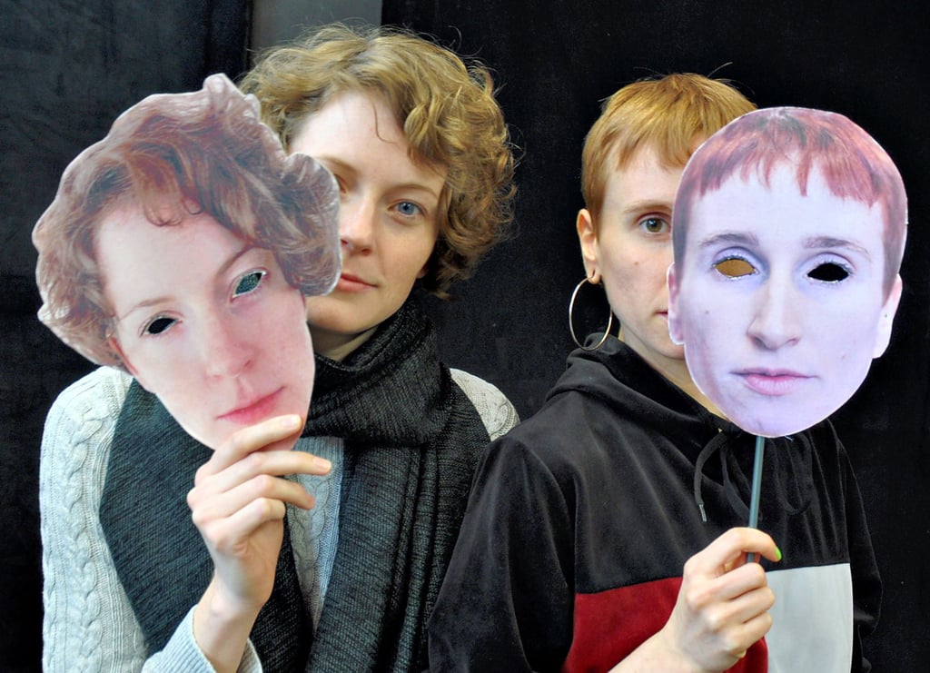 Alexandra Sagurna (links) und Siri Wiedenbusch spielen die Hauptrollen im Stück „Selfie“. Am 9. Dezember 2023 feiert das Theater der Altmark in Stendal die Premiere des Stücks.