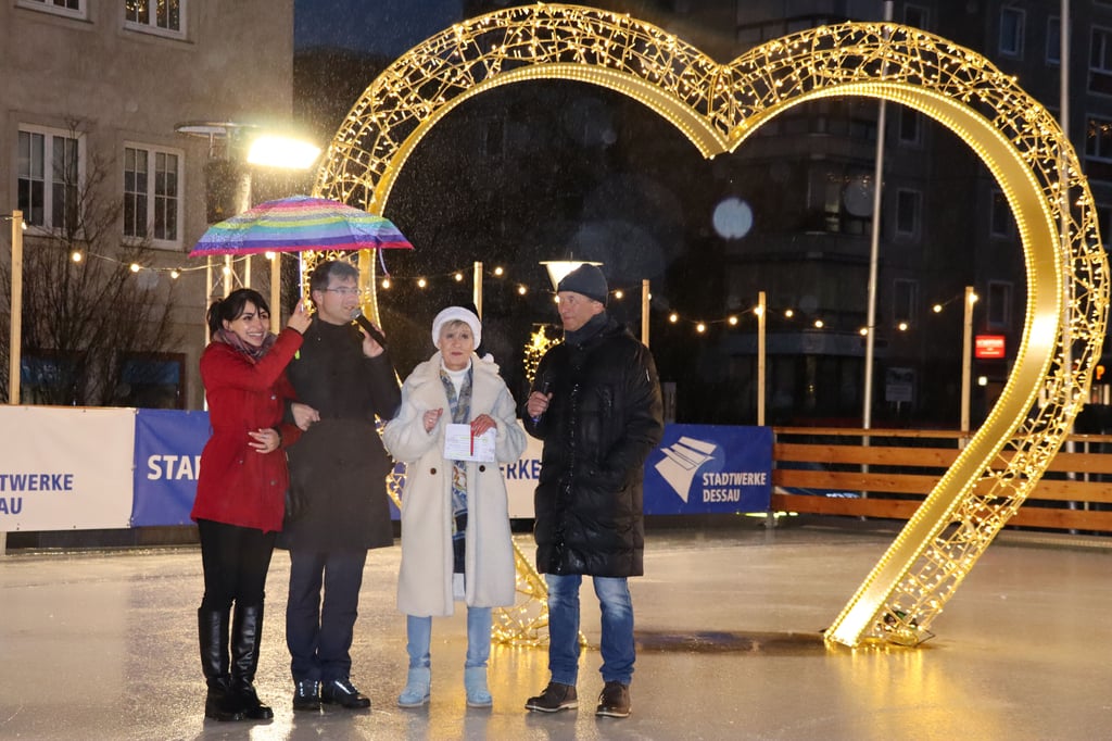 Die Eröffnung des Weihnachtsmarkt auf der Eisbahn.