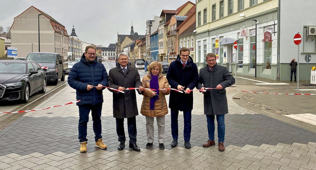 Guido Schmidt (von links), Friedrich Husemann, Christiane Manzke, Sven Haller und Bert Knoblauch eröffnen feierlich den Breiteweg.