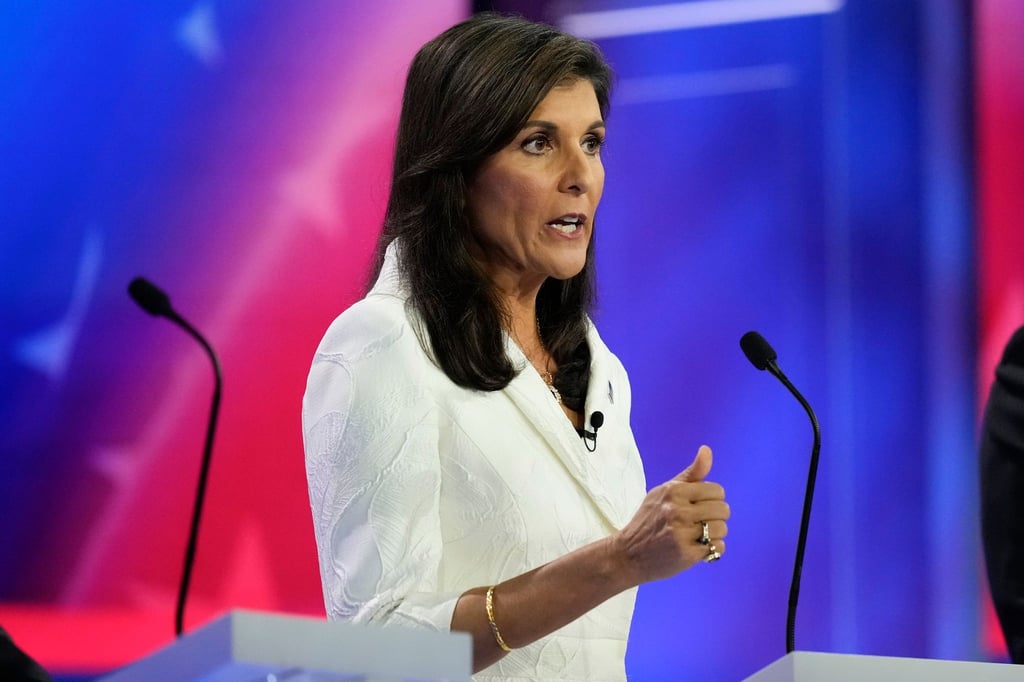 Zunächst galt sie mit Umfragewerten im niedrigen einstelligen Bereich als eher aussichtslos. In den vergangenen Wochen legte sie in Umfragen jedoch deutlich zu: Nikki Haley.