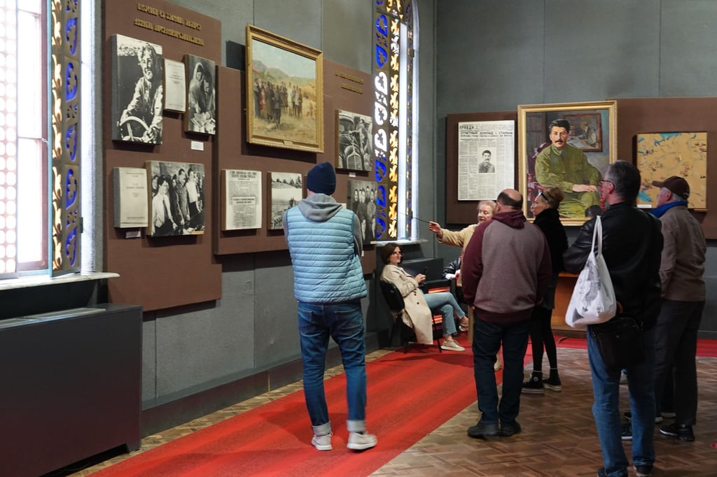 Führung im Stalin-Museum: Besucher lassen sich in einem Saal über das Leben des Sowjetdiktators informieren.