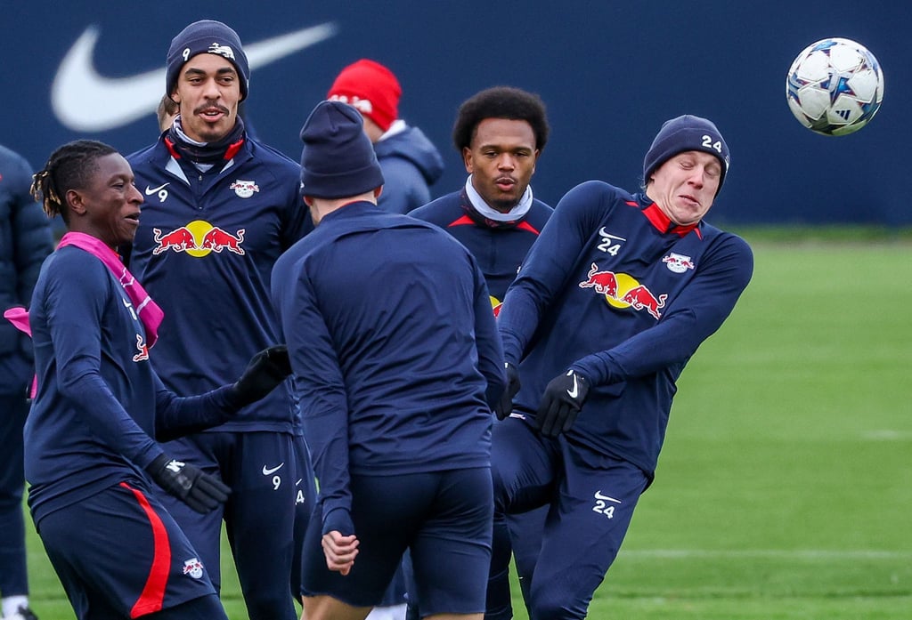 Leipzigs Spieler nehmen am Training teil.