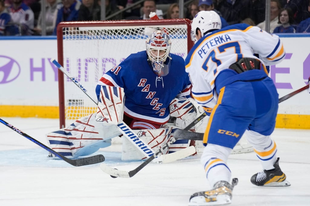 Ist in guter Form: JJ Peterka (r) von den Buffalo Sabres.