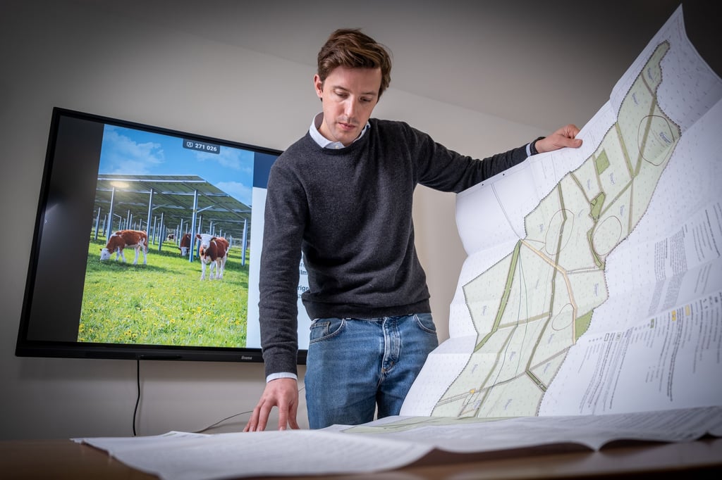 Landwirt Carl-Philipp Bartmer will einen großen Solarpark am Geiseltalsee errichten lassen. Dementsprechend groß sind auch die Pläne.