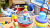 Eine Erzieherin spielt in einer Kita mit Kindern.